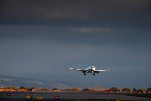 Un avion atterri à l'aéroport de Manchester